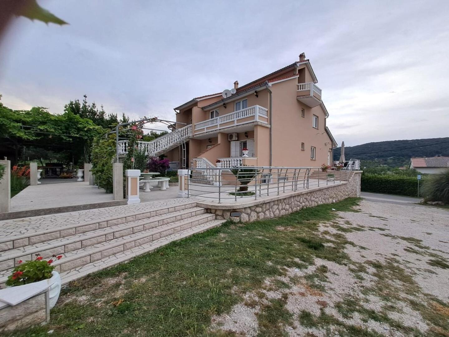 Apartments Mig - With Beautiful Garden Супетарска-Драга Экстерьер фото