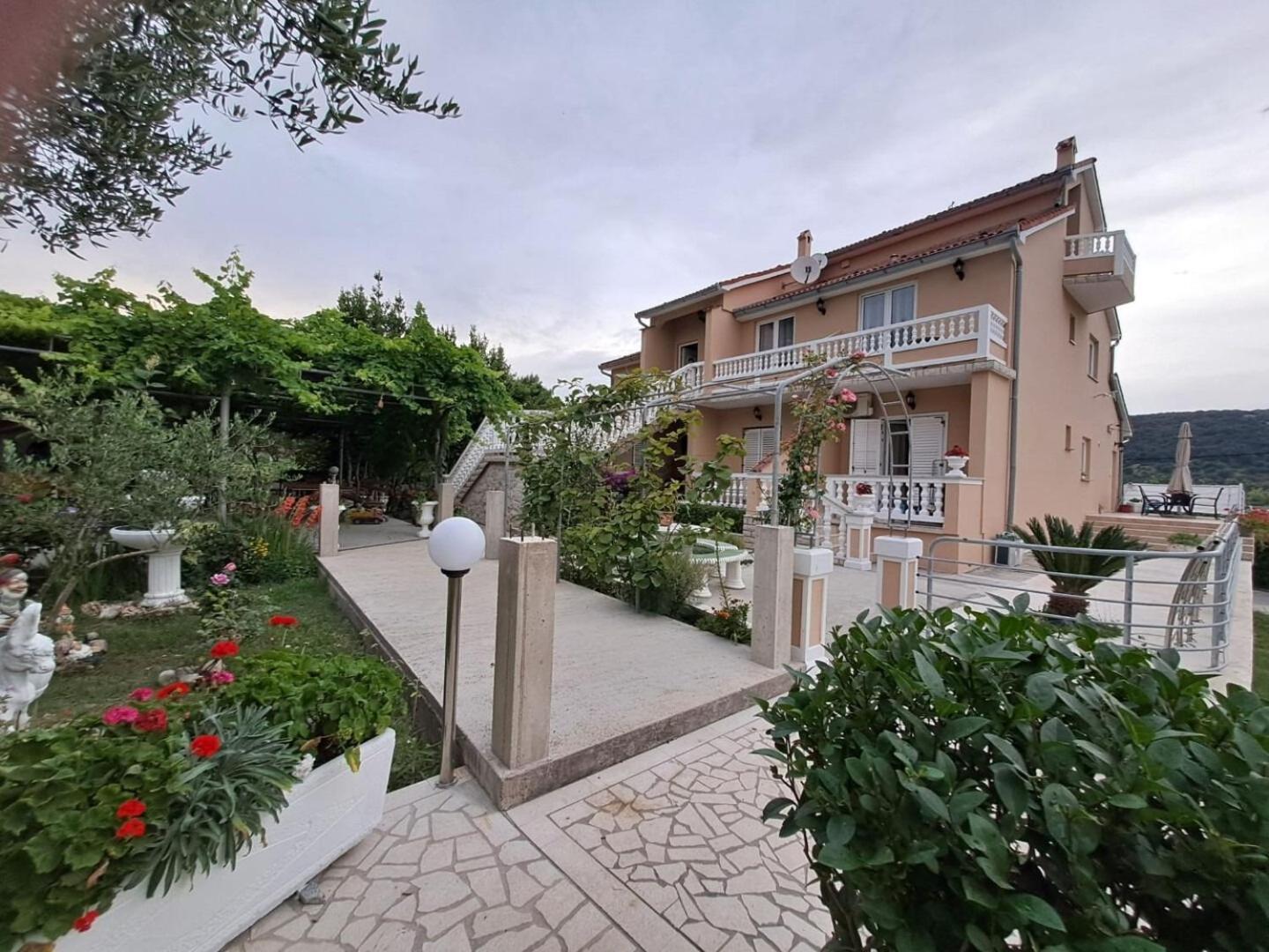 Apartments Mig - With Beautiful Garden Супетарска-Драга Экстерьер фото